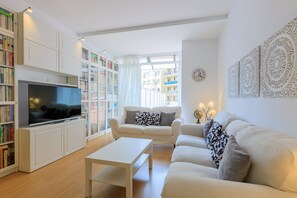 TV - Private terrace, 3 bedrooms, Eixample (Barcelona)