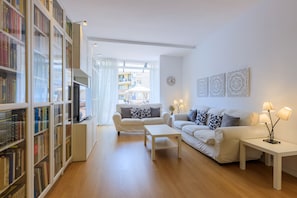 TV - Apartment with private terrace, 3 bedrooms, Eixample (Barcelona)