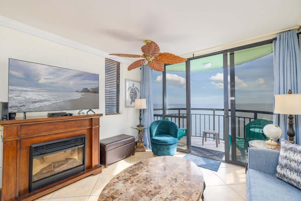 Televisión y chimenea 