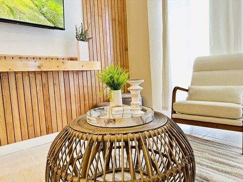 Falcon Sunset 2br Apt/Free Airport Transportation/Gated Complex /Security 