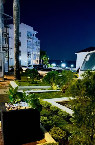 Falcon Sunset 2br Apt/Free Airport Transportation/Gated Complex /Security 