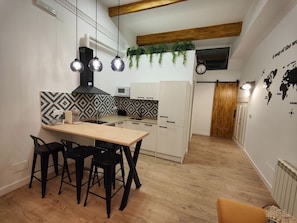Réfrigérateur, four à micro-ondes, un four, surface de cuisson