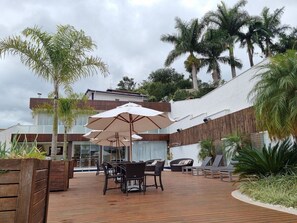 デラックス ヴィラ | 屋外ダイニングエリア