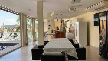 Vila Deluks | Tempat makan