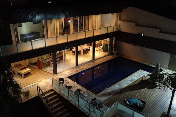 Una piscina al aire libre