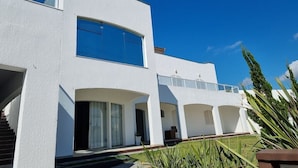 Un bâtiment moderne à deux étages, doté de grandes fenêtres et d’un balcon.