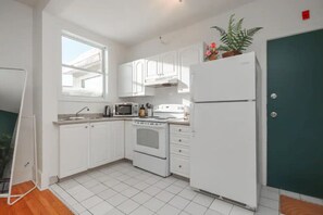 Kjøleskap, mikrobølgeovn, ovn og kokeplater