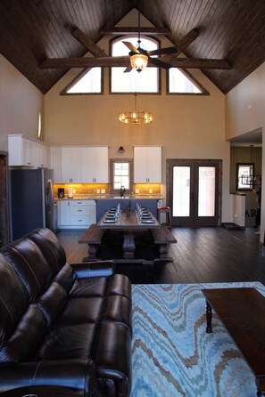 Smart TV, caminetto, videogiochi, libri