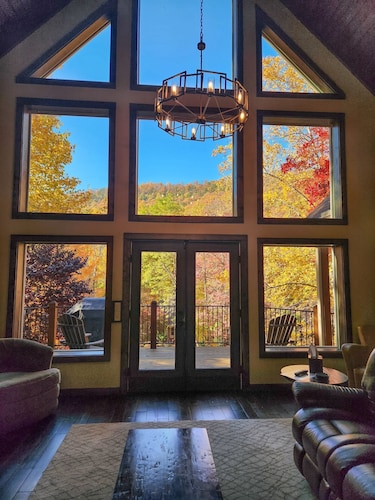 4 Bedroom Luxury: CLOSE to SKI LODGE - PoolTable-Outdoor Fireplace-Views-PS5