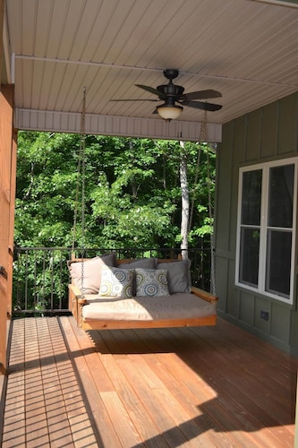 4 Bedroom Luxury: CLOSE to SKI LODGE - PoolTable-Outdoor Fireplace-Views-PS5