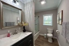 Sèche-cheveux, serviettes fournies