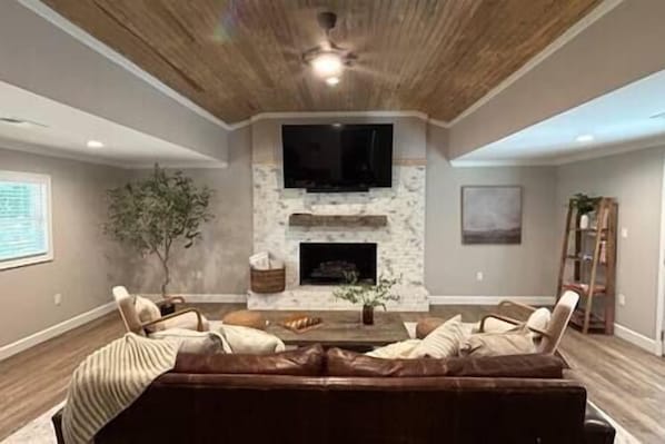 Télévision, cheminée