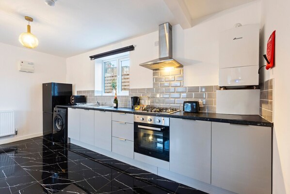 Fridge, microwave, oven, stovetop - There is 1 bedroom with 1 small double bed, able to comfortably accommodate 2 guests. (Cradley Heath)