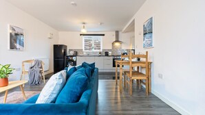 Un appartement moderne comprenant un salon, un coin repas et une cuisine.