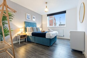 1 bedroom, iron/ironing board, travel crib, free WiFi - There is 1 bedroom with 1 small double bed, able to comfortably accommodate 2 guests. (Cradley Heath)