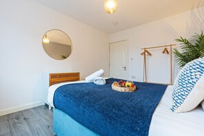 1 bedroom, iron/ironing board, travel cot, free WiFi - There is 1 bedroom with 1 small double bed, able to comfortably accommodate 2 guests. (Cradley Heath)