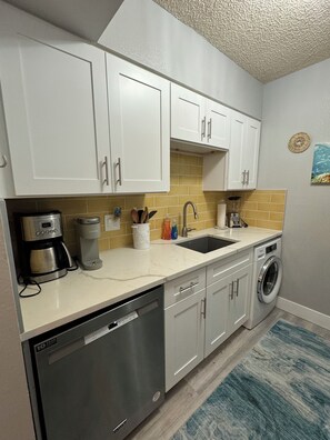 冷蔵庫、電子レンジ、オーブン、コンロ