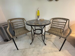 Dining - Beautiful Waterfront 1st Floor, Basic Supplies. Walk to restaurants. Boat Slip (Madeira Beach)