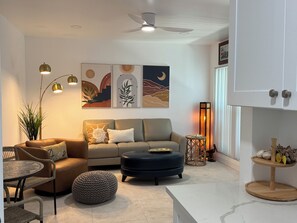 Smart TV - Beautiful Waterfront 1st Floor, Basic Supplies. Walk to restaurants. Boat Slip (Madeira Beach)