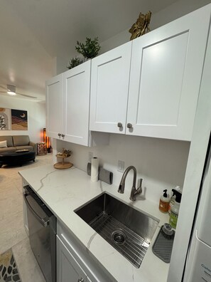 Fridge, microwave, oven, stovetop - Beautiful Waterfront 1st Floor, Basic Supplies. Walk to restaurants. Boat Slip (Madeira Beach)