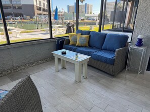 Smart TV - Beautiful Waterfront 1st Floor, Basic Supplies. Walk to restaurants. Boat Slip (Madeira Beach)