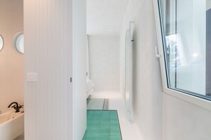 Dusj, hårføner og bidé