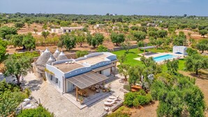 A modern villa with a rooftop terrace, a swimming pool, and a lush garden. - Villa in Carovigno with 3 bedrooms sleeps 6 (Carovigno)