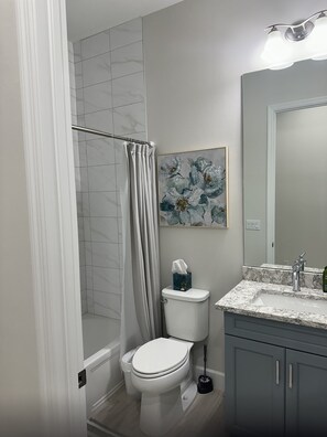 Dusche, Handtücher, Seife, Toilettenpapier