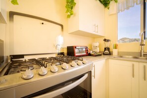 Comfort House | Private kitchen | Full-size fridge, oven, stovetop, cookware/dishes/utensils