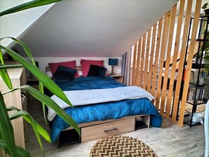 1 Schlafzimmer, Schreibtisch, Bügeleisen/Bügelbrett, Reisekinderbett
