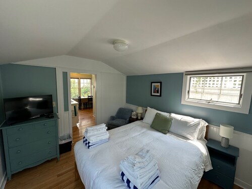 Charming 1-Bedroom/bathroom Cottage, Center of Town, parking and outdoor space