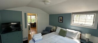 Charming 1-Bedroom/bathroom Cottage, Center of Town, parking and outdoor space