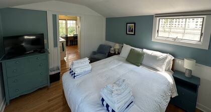 Charming 1-Bedroom/bathroom Cottage, Center of Town, parking and outdoor space