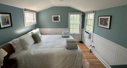 Charming 1-Bedroom/bathroom Cottage, Center of Town, parking and outdoor space