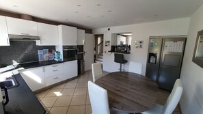 Microwave, electric kettle, cookware/dishes/utensils - Maison 110m2 / 3-4 Chambres / Avec Piscine. Idéal JO Paris2024 (Bondy)