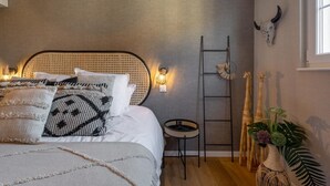 3 bedrooms, desk, iron/ironing board, travel crib
