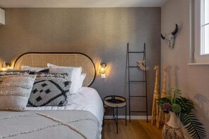 3 soverom, skrivebord, strykejern/-brett og reiseseng for barn