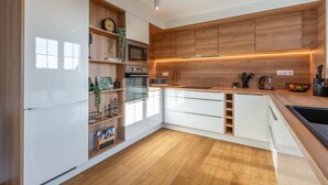 Coffee/tea maker, fridge, microwave, oven