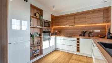 Coffee/tea maker, fridge, microwave, oven