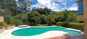 2 piscines a l'aire lliure 