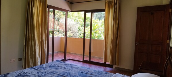 Habitación Deluxe, 1 cama de matrimonio, no fumadores, vistas a la piscina | Mobiliario individual y espacio para trabajar con un portátil