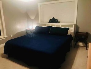 3 habitaciones, escritorio y tabla de planchar con plancha 