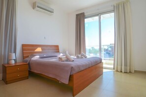 3 quartos, cofres nos quartos, ferros/tábuas de passar roupa