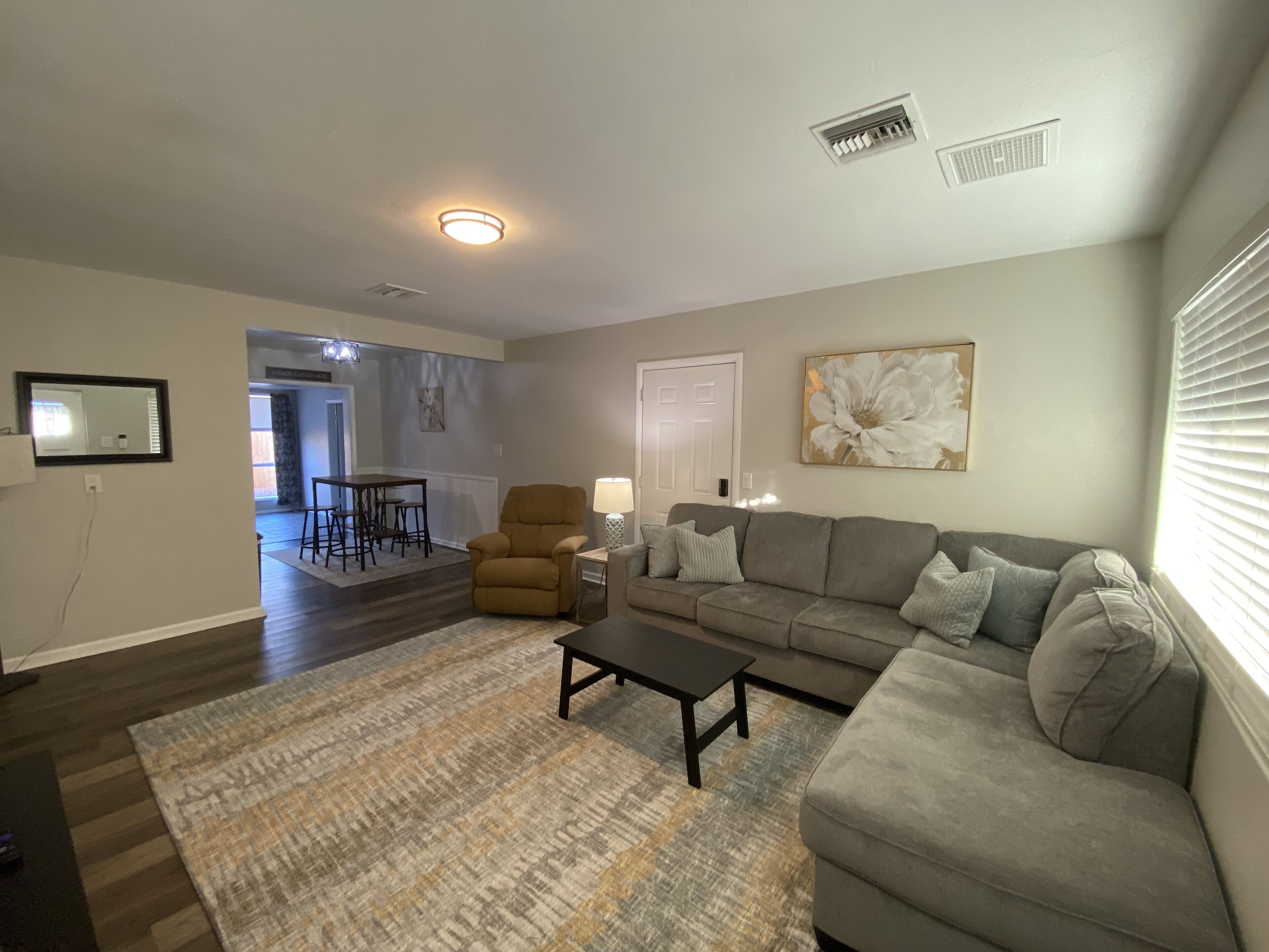Central location, near major healthcare facilities, Universities, Airport!