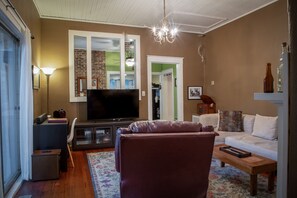 Smart-TV, Kamin, DVD-Player, Bücher