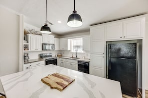Geladeira, micro-ondas, cooktop, lava-louças