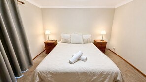 3 bedrooms, iron/ironing board, free WiFi, bed sheets - Abbey Beach Fun By The Sea (Abbey)