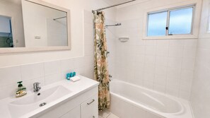 Shower, towels - Abbey Beach Fun By The Sea (Abbey)
