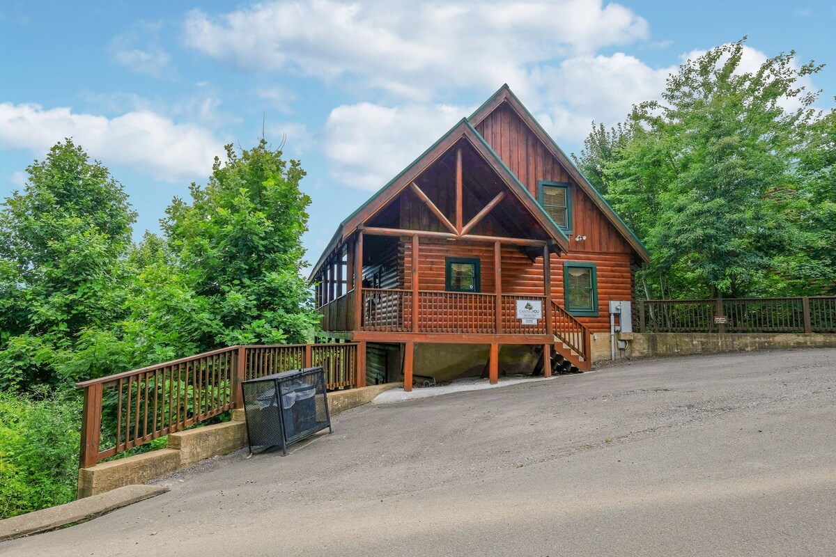 Gorgeous cabin with mountain views, hot tub, fireplace, Free Attraction Tickets
