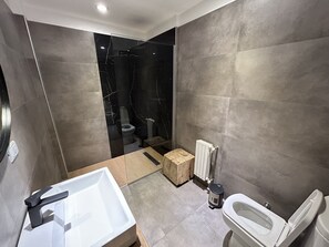 Design Room | Bathroom | Shower, hair dryer, bidet, towels - Oeste Suites (Mendoza)